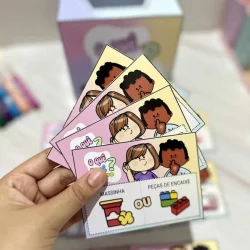 Cartas de jogo com perguntas sobre preferências e peças de encaixe.