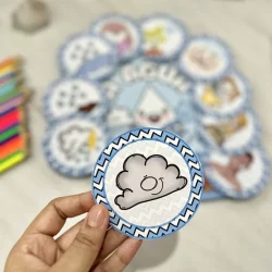 Luva de papel com nuvem sorridente para atividades musicais.