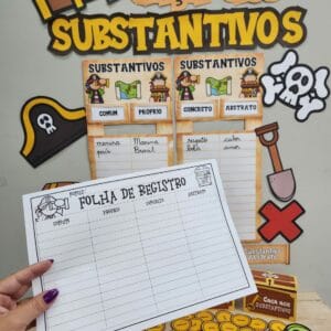 Material pedagógico interativo chamado Caça aos Substantivos, com moedas ilustrativas, baús de tesouro e cartazes para ensinar gramática de forma divertida em sala de aula.