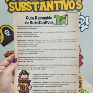 Material pedagógico interativo chamado Caça aos Substantivos, com moedas ilustrativas, baús de tesouro e cartazes para ensinar gramática de forma divertida em sala de aula.