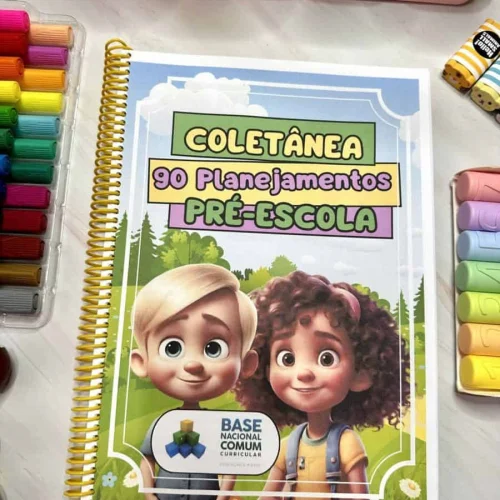 Caderno de planejamentos para educação infantil com crianças felizes na capa.