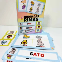 Jogo de bingo com palavras e imagens de animais e objetos para crianças.