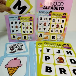 Jogo de bingo do alfabeto com letras e imagens para crianças.