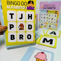Jogo de bingo do alfabeto com letras e imagens para crianças.
