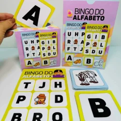 Jogo de bingo do alfabeto com letras e imagens educativas para crianças.