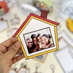 Lembrancinha de casa com foto de família para o Dia da Família.