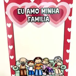 Quadro com mensagem Eu Amo Minha Família e desenho de uma família feliz.
