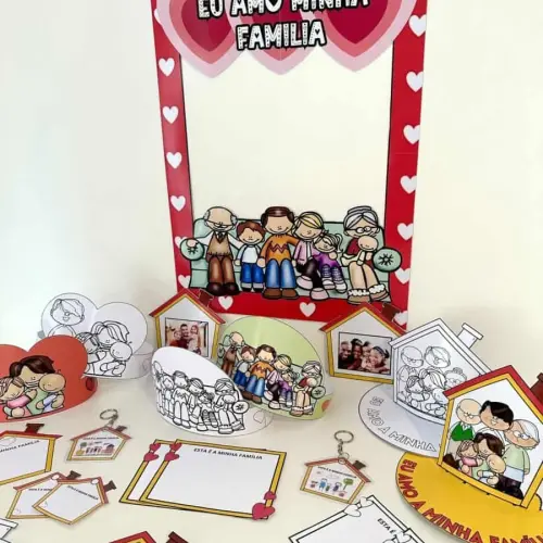 Decoração de Dia da Família com moldura e lembrancinhas personalizadas.