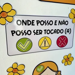 Sinalização educativa com semáforo do toque e símbolos de permissão e proibição.