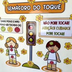 Semáforo do toque com crianças e sinalização de toque seguro.