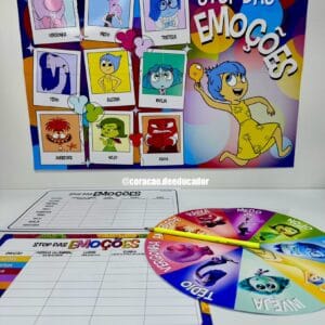 Imagem ilustrativa do material Stop das Emoções, com roleta, banner e folhas para desenvolvimento da inteligência emocional infantil.