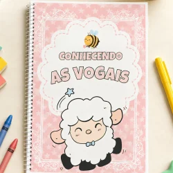 Caderno infantil com tema de vogais e ovelha fofa para aprender.
