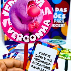 Caixa das Emoções com cartinhas coloridas para crianças.
