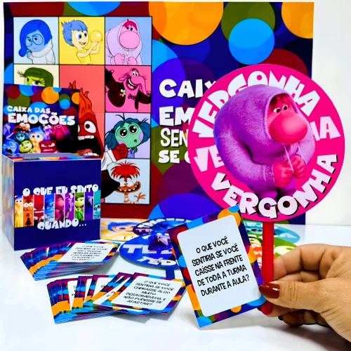Caixa de emoções com cartas e personagens do Muppet Show para atividades educativas.
