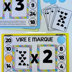 Jogo educativo de multiplicação com cartas e números para crianças.