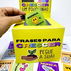 Caixa com frases motivacionais para incentivar crescimento pessoal.