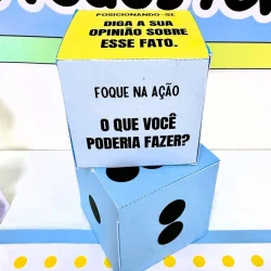 Jogo de inclusão com cubos de papel para atividades educativas.