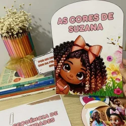 Imagem de cartaz com personagem infantil e tema cores, atividades e livros educativos.