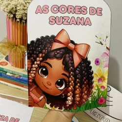 Banner infantil com personagem de cabelo cacheado e laço rosa, com flores ao fundo.