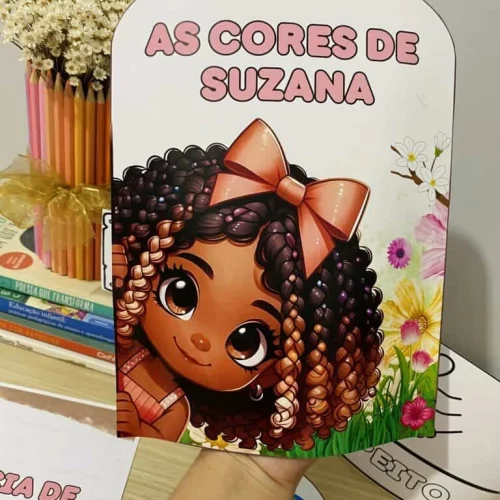 Banner infantil com personagem de cabelo cacheado e laço rosa, com flores ao fundo.
