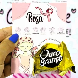 Chocolate Ouro Branco e cartaz de conscientização Outubro Rosa.