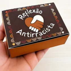 Caixa com símbolo de mãos entrelaçadas e mensagem antirracista.