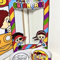 Espelho decorativo com tema de Dia das Crianças e personagens infantis.