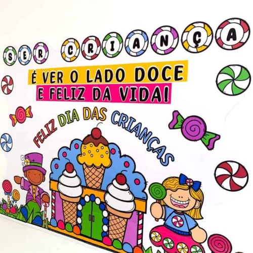 Decoração colorida de festa infantil com doces e crianças felizes.
