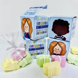 Brinquedos educativos e caixas de surpresa para crianças.