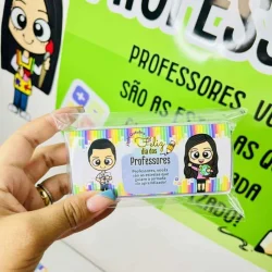 Cartão comemorativo do Dia dos Professores com personagens animados.