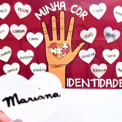 Arte educativa com mãos e nomes de crianças, foco na identidade e diversidade.