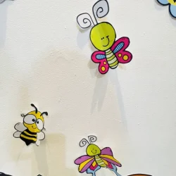 Painel com borboletas coloridas decorativas para ambientes escolares.