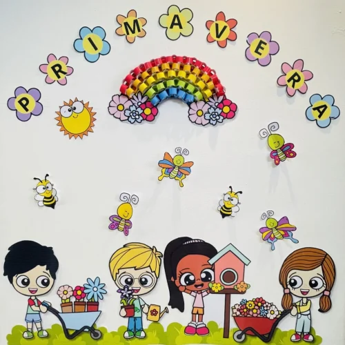 Painel decorativo com crianças, borboletas, arco-íris e nuvens coloridas.
