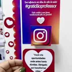 Painel com mensagem de agradecimento e hashtag para professores.