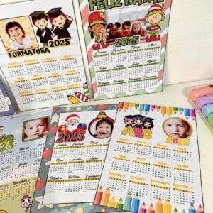 Calendário 2025 editável no Canva! Personalize com fotos das crianças. Inclui 11 modelos e tutorial prático. Um presente único e especial! 📅✨