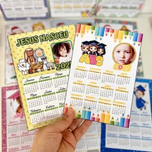 Calendário 2025 editável no Canva! Personalize com fotos das crianças. Inclui 11 modelos e tutorial prático. Um presente único e especial! 📅✨