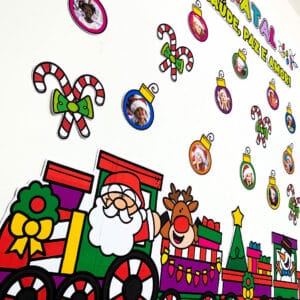 Painel de Natal editável no Canva! Personalize com fotos dos alunos nas bolinhas de Natal. Ideal para escolas e decoração temática. 🎄✨
