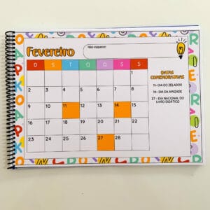 Calendário Datas Comemorativas 2025 com espaço para planejamento escolar e anotações.