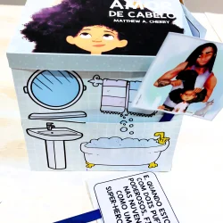Caixa de histórias com tema de cabelo cacheado e fotos de crianças.
