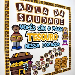 Quadro decorativo com tema de aula da saudade e tesouro de moedas e fotos.