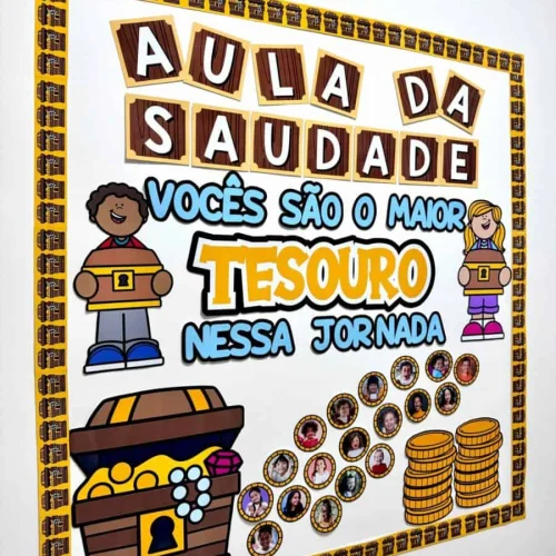 Quadro decorativo com tema de aula da saudade e tesouro de moedas e fotos.