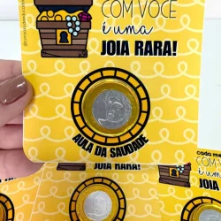 Moedas em embalagem com tema de memória e aula da saudade.