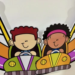 Ilustração de duas crianças em carrinho de bambolê colorido.