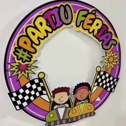 Decoração de bambolê com tema de férias e crianças sorridentes.
