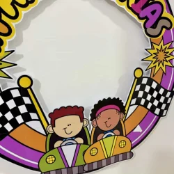 Decoração de bambolê com tema de férias e crianças sorridentes.
