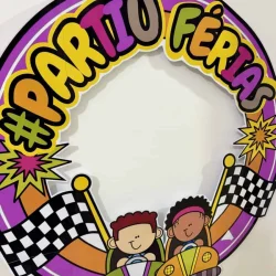 Arco decorativo com crianças e tema #PartiuFérias.