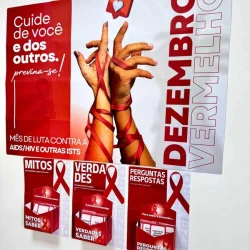 Painel informativo sobre Dezembro Vermelho e prevenção do HIV/AIDS.
