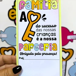 Cartaz com mensagem de família, parceria e sucesso para crianças.