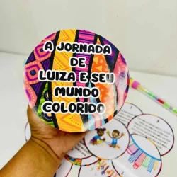 Círculo com texto sobre a jornada de Luiza e seu mundo colorido.