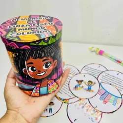 Jogo de história colorido com personagens infantis e atividades educativas.
